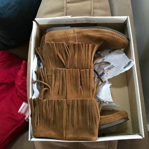 BRAND NEW Minnetonka 3 Layer Fringe Boots